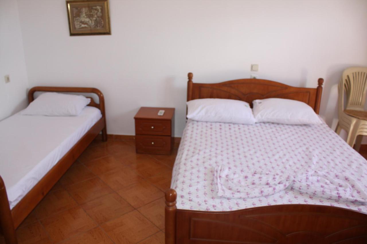 Guesthouse Benardo Sarande Bagian luar foto