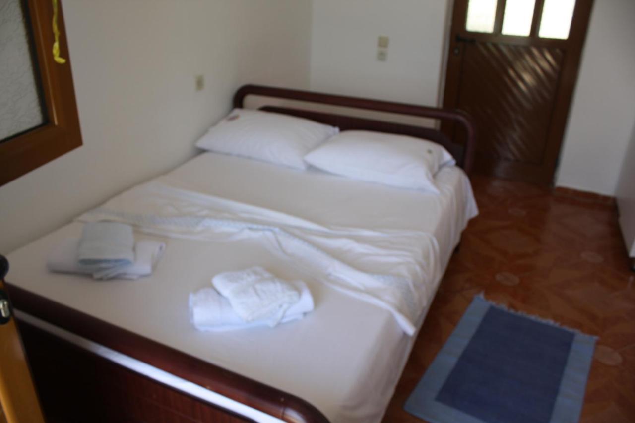 Guesthouse Benardo Sarande Bagian luar foto
